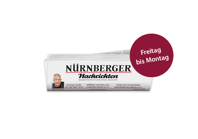 Person liest gedruckte Ausgabe der Tageszeitung.