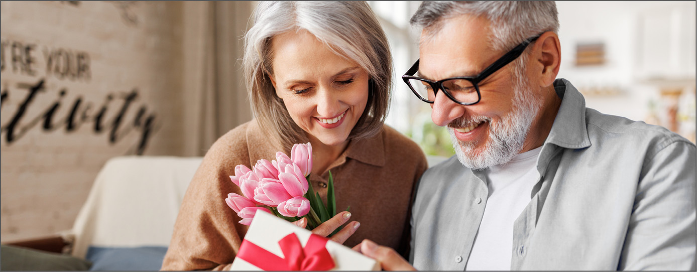 Zwei Personen lesen digitale Ausgabe der Tageszeitung.