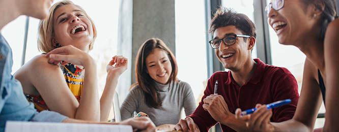 Gruppe liest digitale Ausgabe der Tageszeitung.