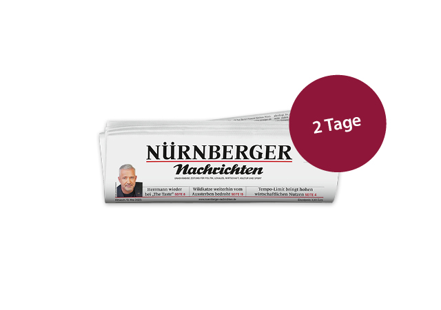 Person liest gedruckte Ausgabe der Tageszeitung.