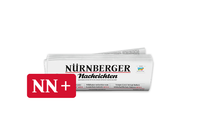 Person liest gedruckte Ausgabe der Tageszeitung